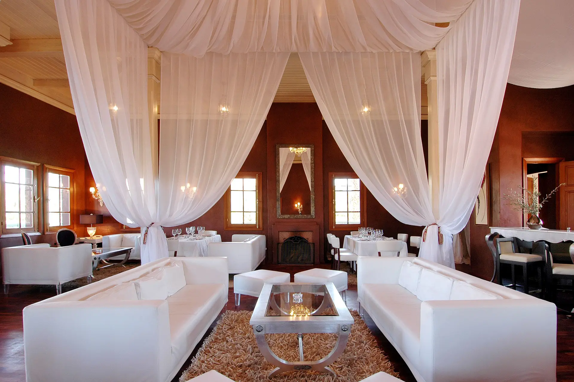 Lüks otel foyesində rahat qonaq zonası